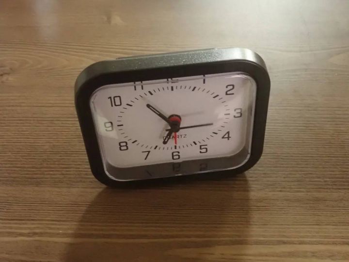DAISO(ダイソー)：目覚まし時計 SQ-A mono