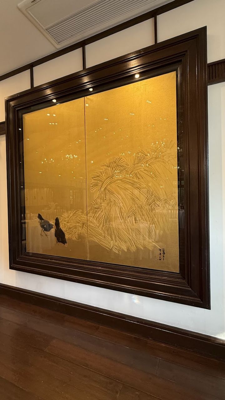 大きな絵画には鶏が。