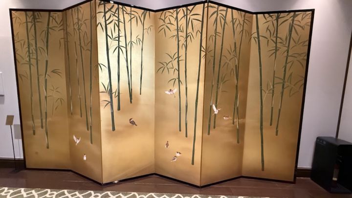 チャペルの入り口に飾られた屏風には雀が生き生きと描かれています。