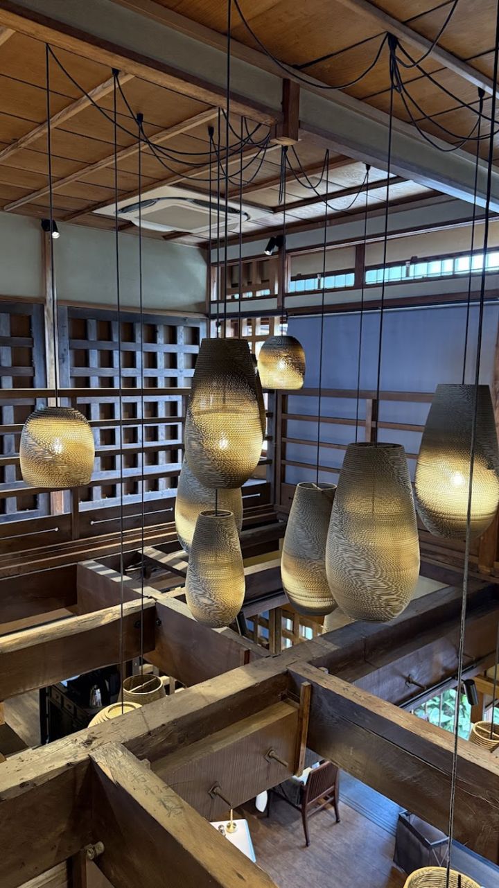 梁や、照明が美しい吹き抜けの空間は、釘を使わない宮造りの技法。