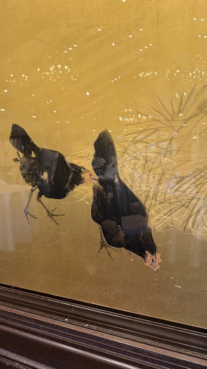 大きな絵画には鶏が。
