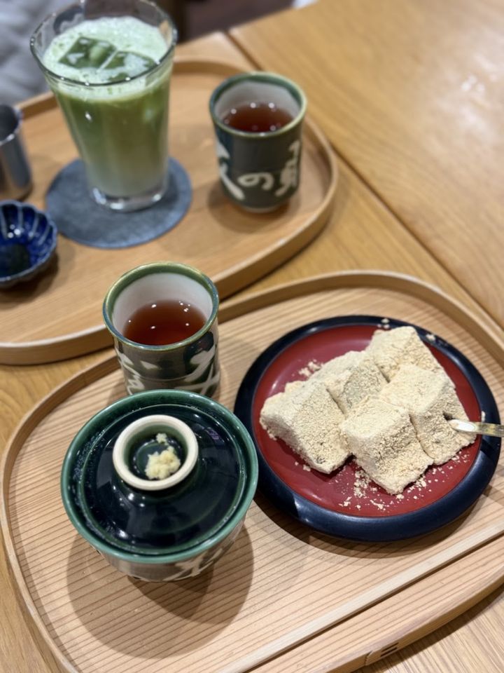 名物のわらび餅は、ニッキ（肉桂）の香り。甘酒はふたに乗った、生姜すりおろしを混ぜていただきます。奥のドリンクは抹茶ラテ。