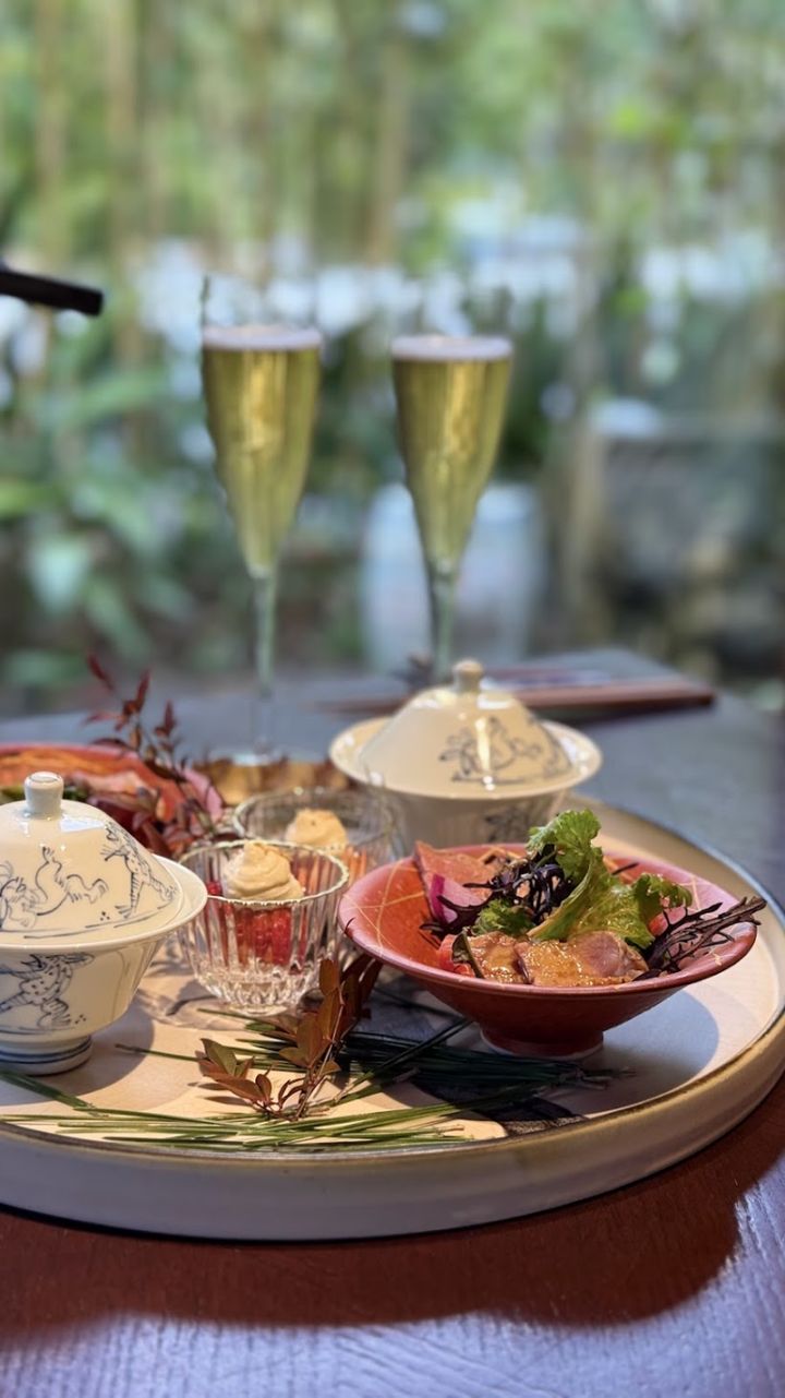 お料理は先付け・前菜・お刺身・スープ・お肉料理・盛り付け、器も美しくて目からも楽しめます。