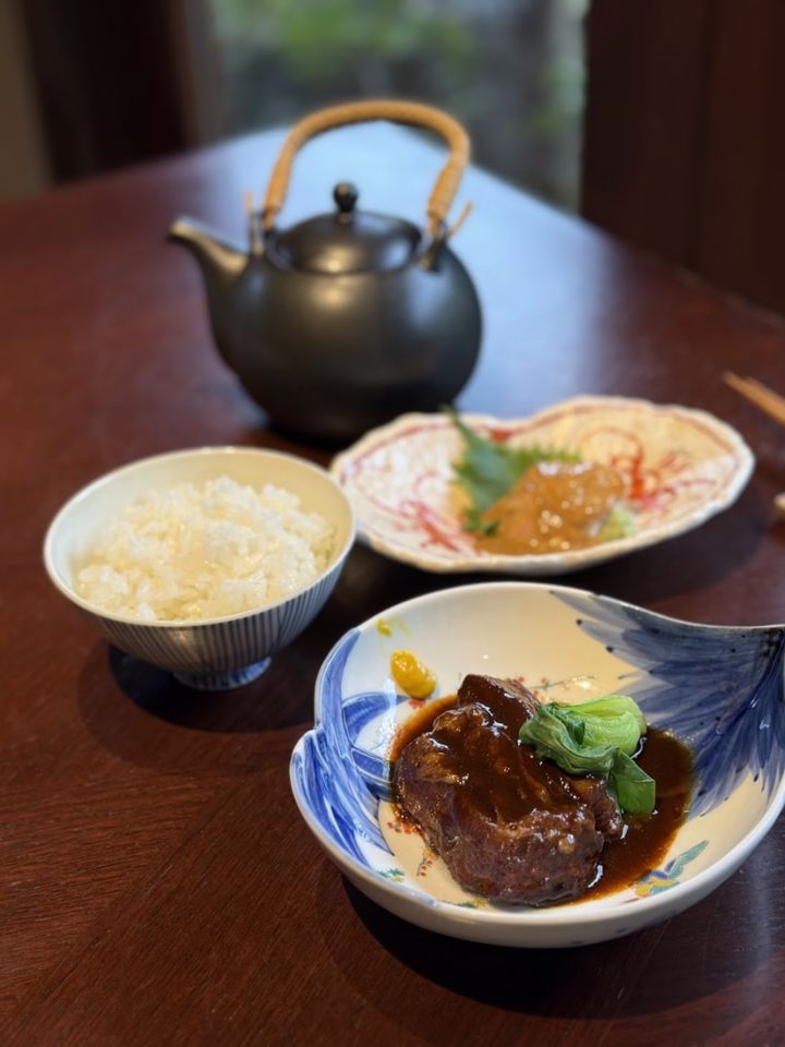 お肉は箸でちぎれるほど柔らか。最後は鯛茶漬けを追加しました。