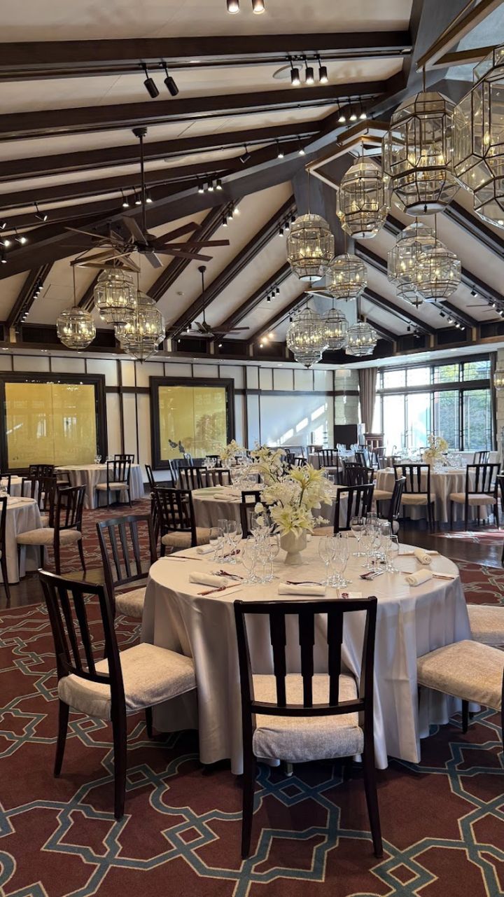 バンケットルーム「THE HIGASHIYAMA」アート、二枚が飾られています。