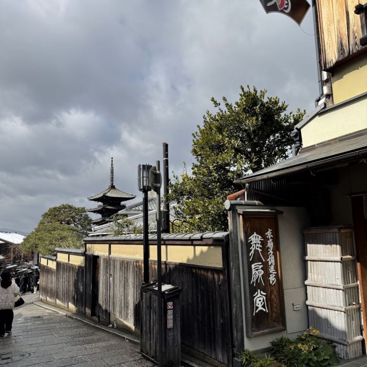 二寧坂突き当たりを右に進むと八坂の塔が見えてきます。