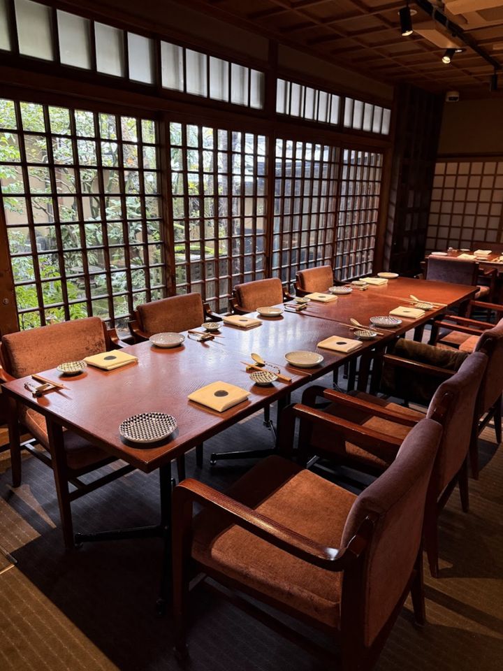 レストラン内部。どのお席でもお庭が見えます。