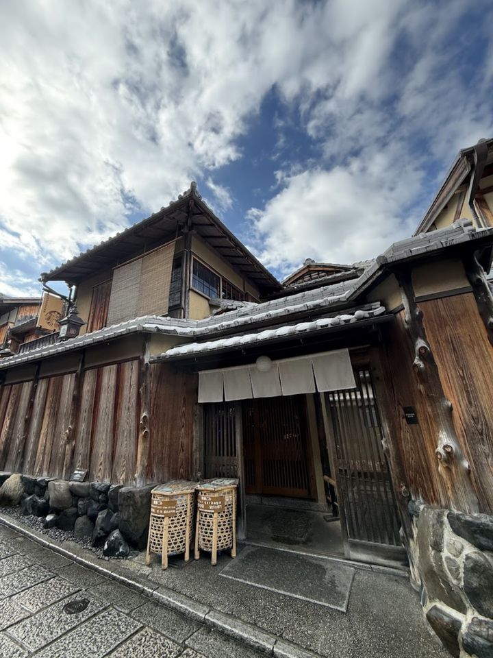 古民家はよく見ると、スターバックスのカフェの看板が。