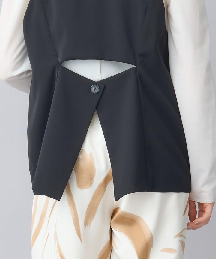 画像: 後ろ姿も抜かりなく、印象的！【PARIGOT（パリゴ）】 ボタンキャミソール ¥25,300（税込）