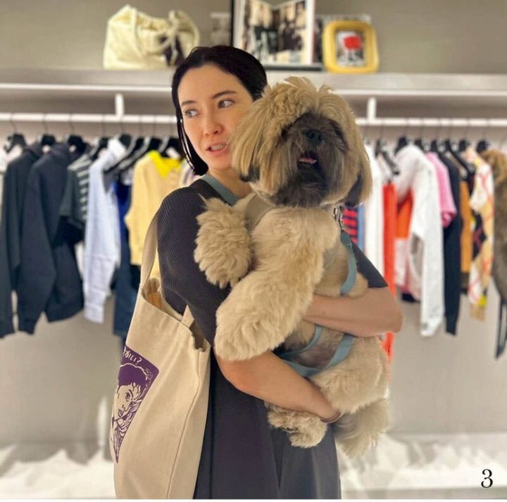 3.いつでも一緒のふたりは、連れ立って展示会？ に行くことも。