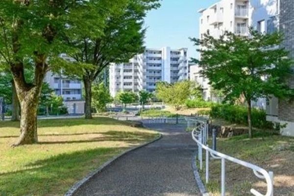 大阪府池田市のUR賃貸住宅「アルビス緑丘」に、ウィンゲートが開発した新遊具が登場
