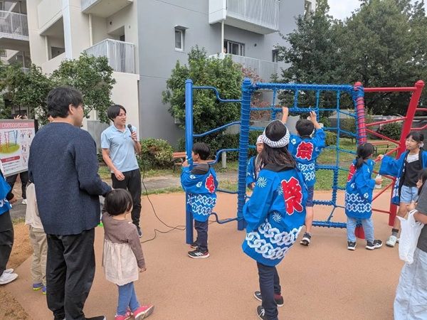大阪府池田市のUR賃貸住宅「アルビス緑丘」に、ウィンゲートが開発した新遊具が登場