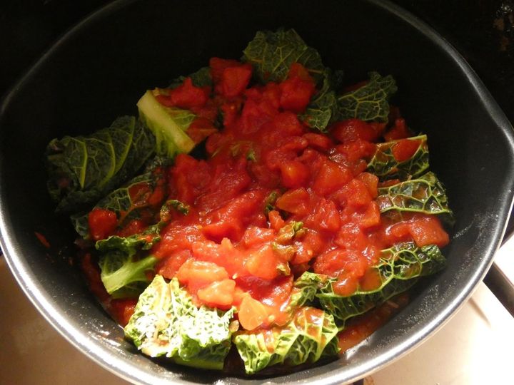 食べ応えバッチリ！「豚肉巻きサボイキャベツのトマト煮」