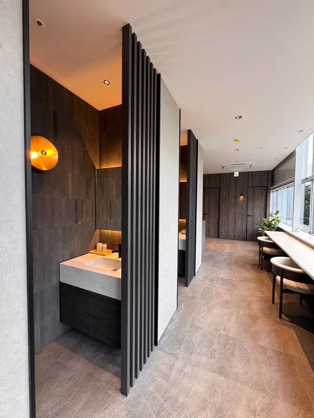 レクリニーク仙台のカウンセリングブースと待合スペース