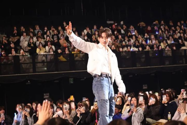 会場のファンに手を振るYUMEKI