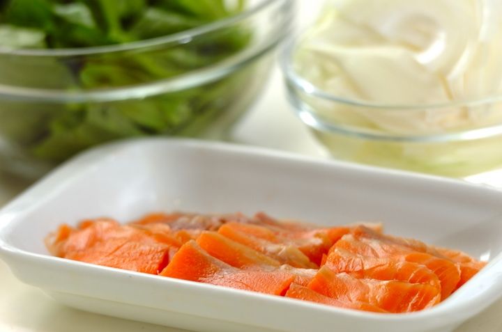 スモークサーモンとホウレン草のスパゲティーの下準備1