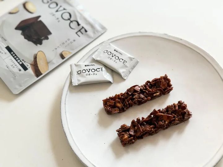 GOVOCEを使ったスティック状チョコレート風菓子の盛り付け