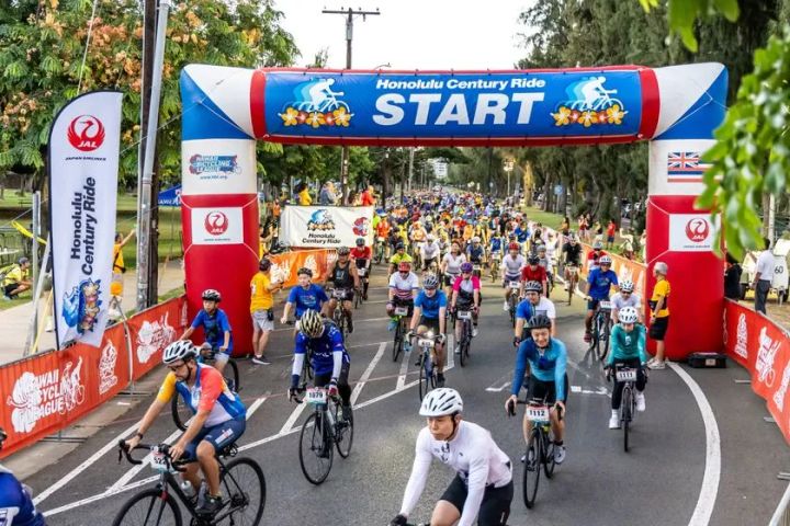 ホノルルセンチュリーライドのスタートゲートと参加ライダー