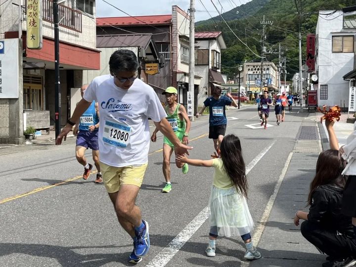 塩原温泉街の公道を走るランナーたち