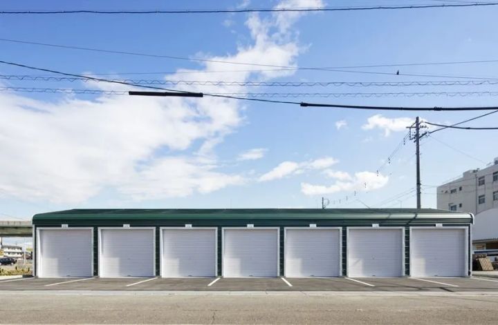 5区画が整然と並ぶアメリカンストレージ外観