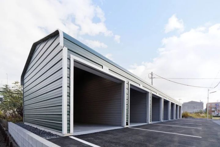 アーチ屋根とシャッター区画が並ぶアメリカンストレージ外観