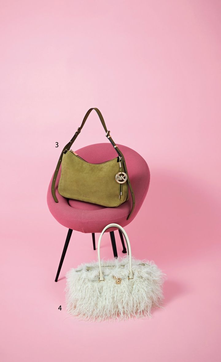 ボーホーシックな冬コーデに映えるスエードバッグとファーバッグ。ヴィンテージライクな質感が魅力の相棒小物。