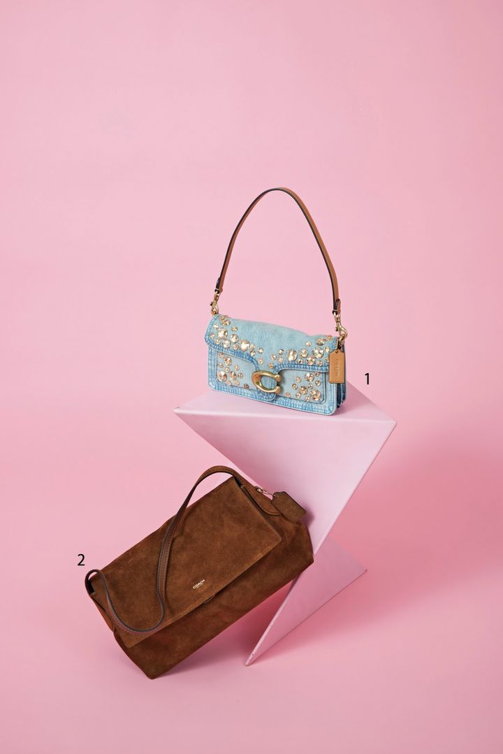 70sムード漂うボーホーシックバッグ。ビジュー付きデニムバッグとブラウンスエードバッグで冬のおしゃれを格上げ。