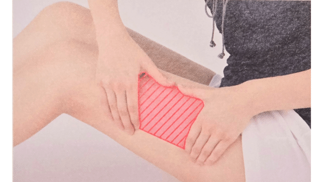 脚をつかんで持ち上げる