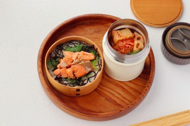 「厚揚げとれんこんのキムチ味噌スープ」「塩鮭丼」2品弁当