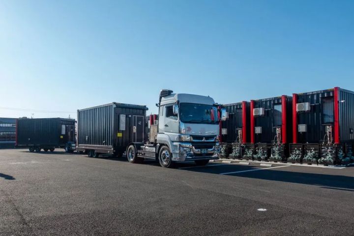 コンテナホテルと大型トラックが並ぶHOTEL R9 The Yard 牛久の外観