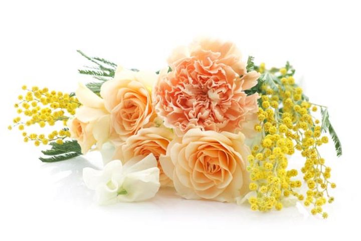 ペールオレンジのバラとカーネーションに、黄色のミモザ、スイートピーを合わせました。花束からほのかな温かさが立ち上ってくるようです。一足早く春の訪れを感じてみたいときにいかが？