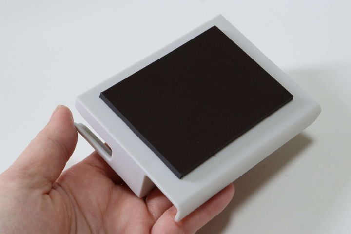 セリアのロッカー用スマホホルダーの裏面のマグネット