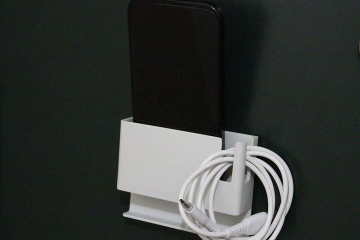 セリアのロッカー用スマホホルダーをドアに設置した様子