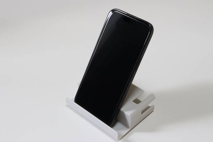 セリアのロッカー用スマホホルダーにスマホを立てかけた様子