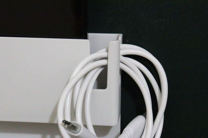 セリアのロッカー用スマホホルダーはイヤホンやケーブルを収納できる