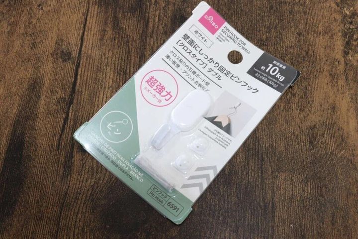 ダイソー 壁面にしっかり固定ピンフック（クロスタイプ、ダブル、ホワイト） パッケージ