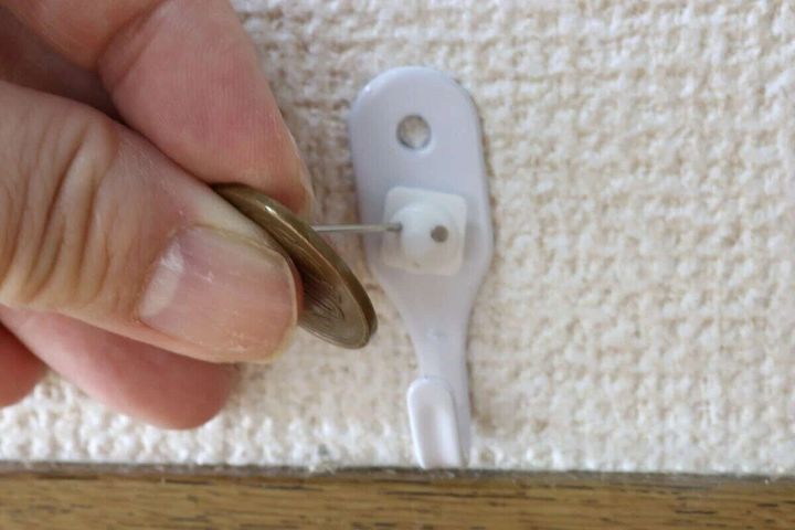 ダイソー 壁面にしっかり固定ピンフック（クロスタイプ、ダブル、ホワイト） 設置方法