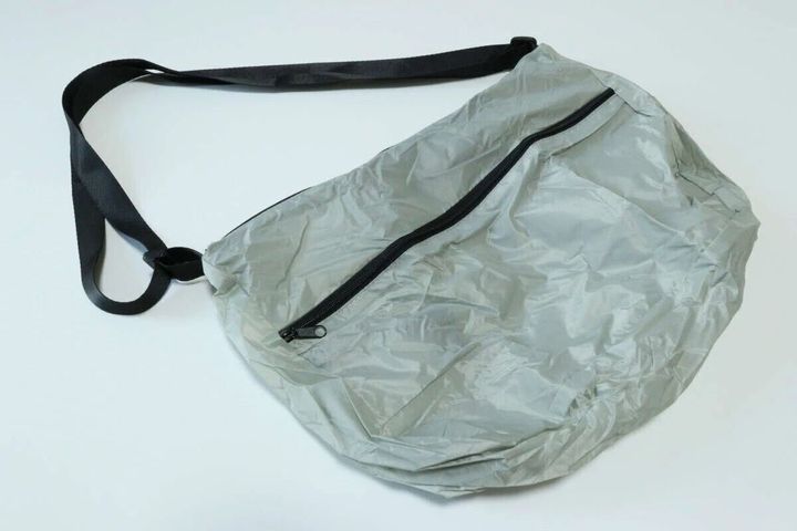 ダイソー トラベルショルダーバッグ（くしゅっとコンパクト） 展開時 サイズ感