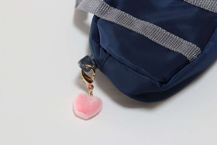 ダイソーのチャーム（フロッキーアニマル 3P）をポーチに付ける