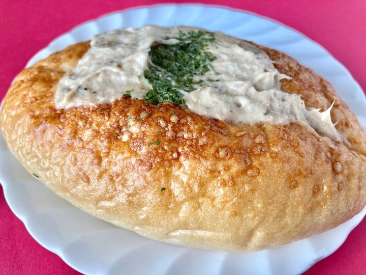 意外とツナたっぷり！黒コショウもアクセント！【セブン】猫の目をイメージした惣菜パン