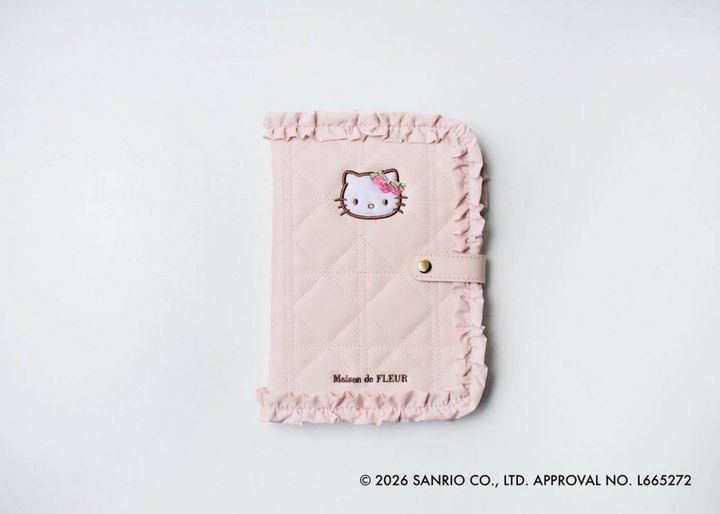 Maison de FLEUR×HELLO KITTY いちごマルチケースBOOK PINK