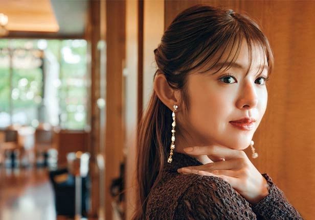 ゆらぎのあるロングピアスで余韻を残して