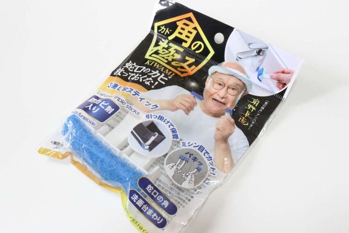 ダイソーの角の極み 3連L字スティック 防カビ剤入りのアンバサダーの角野卓造のパッケージ