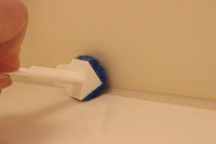 ダイソーの角の極み 3連L字スティックはお風呂場の隅に生えたカビを掃除しやすい