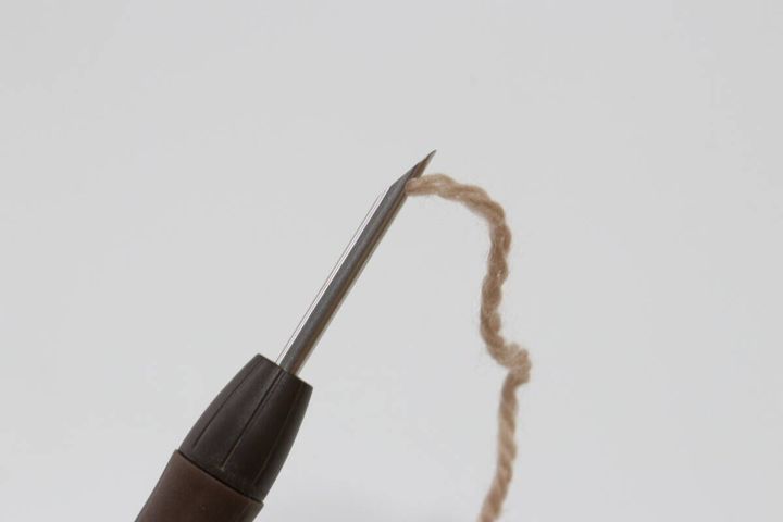 ダイソーのパンチニードル（替針3種セット）に毛糸を通す