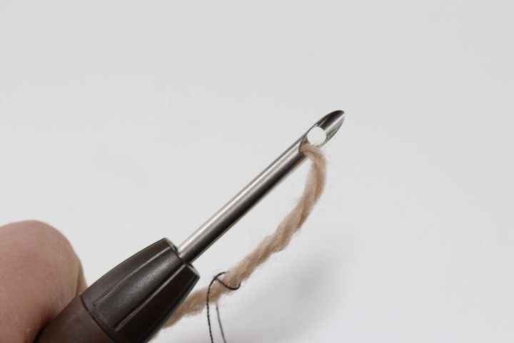ダイソーのパンチニードル（替針3種セット）に糸を通す