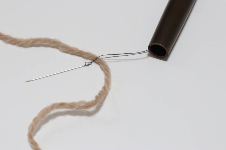 ダイソーのパンチニードル（替針3種セット）に「糸をセットする