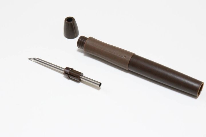 ダイソーのパンチニードル（替針3種セット）のキャップを外す