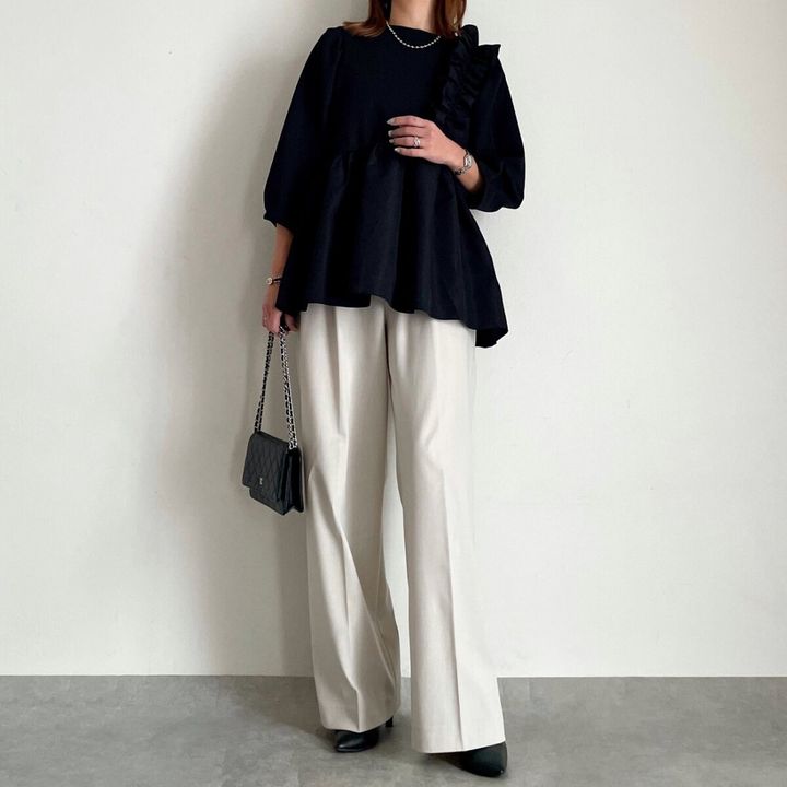しまむらフリルトップス モノトーンコーデ