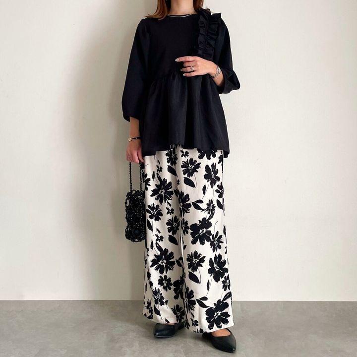 しまむらフリルトップスと柄ワイドパンツコーデ